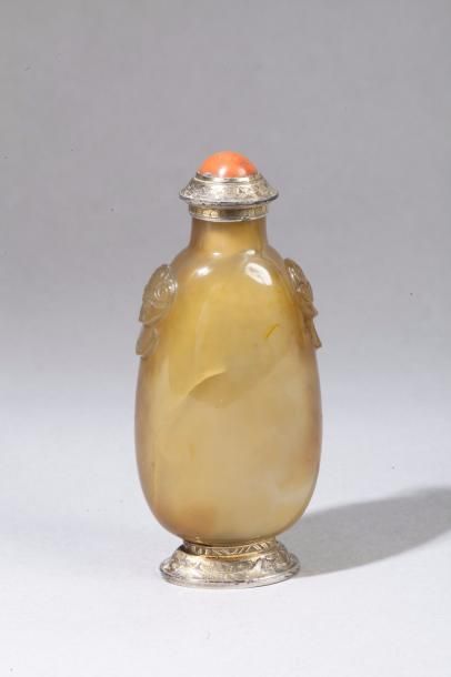 null Chine, XIXe siècle Flacon de tabatière piriforme en agate blonde et miel, deux...