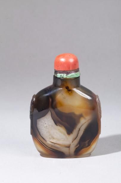 null Chine, XIXe siècle Flacon de tabatière de forme balustre en agate miel et brune,...