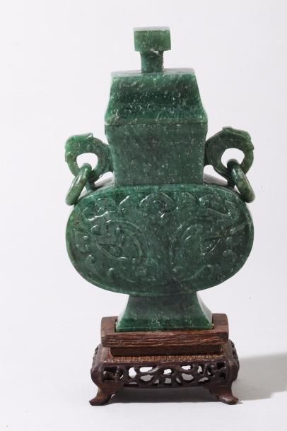 null Vase gourde de forme aplatie couvert en serpentine vert épinard à décor de masques...