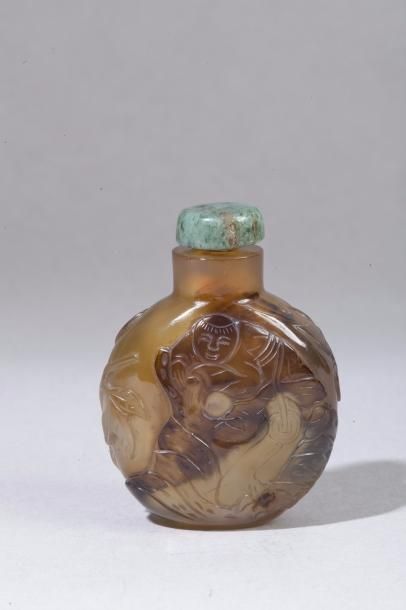 null Chine, XIXe siècle Flacon de tabatière de forme gourde en agate blonde partiellement...