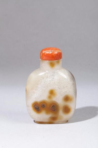 null Chine, XIXe siècle Flacon de tabatière de forme balustre en agate beige givrée...