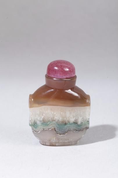 null Chine, XIXe siècle Flacon de tabatière de forme gourde en agate rubanée de couleur...