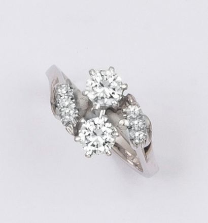 null Bague «Toi et Moi» en or gris ornée de deux diamants taillés en brillant bordés...