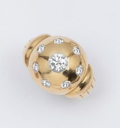 null Bague «boule» en or jaune ornée de sept diamants taillés en brillant dont un...