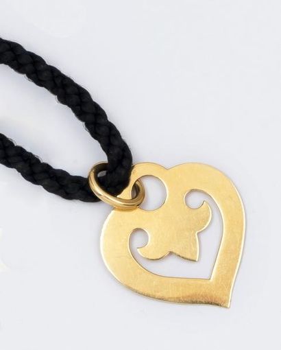 O.J.PERRIN Collier de passementerie noir soutenant un pendentif «Coeur» en or jaune...