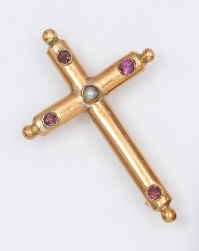 null Broche «Croix» en or jaune ornée d’améthyste et d’une demi-perle. XIXe siècle....