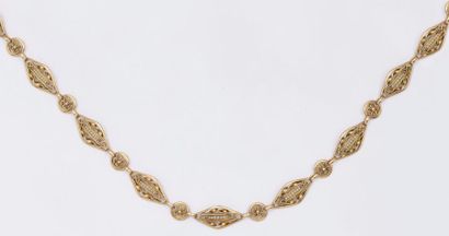 null Collier en or jaune à maillons filigranés ornés de perles. XIXe siècle. P. 44...