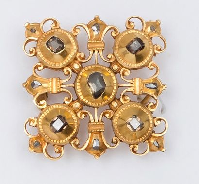 null Broche en or jaune ciselé ornée de diamants taillés en rose. XIXe siècle. P. 8...