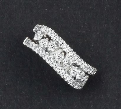 null Bague en or gris ajouré ornée de diamants taillés en brillant bordés de deux...