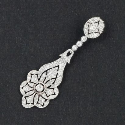 null Paire de pendants d’oreilles en or gris ajouré à décor de palmettes ornés de...