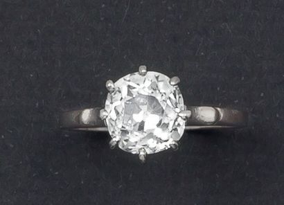 null Bague solitaire en or gris ornée d’un diamant de taille ancienne pesant 2 carats...