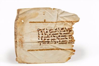 null Feuillet manuscrit du Coran, sur vélin, de 7 lignes à la page de format horizontal...