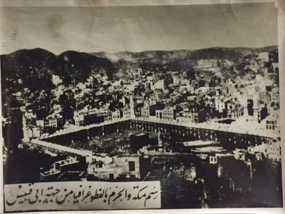 null Deux tirages photographiques du pèlerinage à La Mecque. Dim. 18x24 cm.