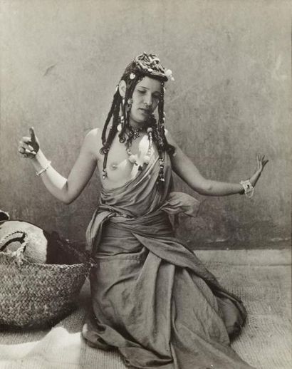 null Jean Besancenot (1902-1992)	

Maroc, 1947.	

Geste de danseuse de "guedra" des...