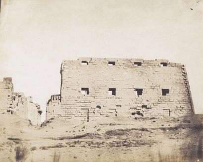 null Maxime Du Camp (1822-1894)	

Égypte, 1850.	

Thèbes rive droite. Pylone du Temple...