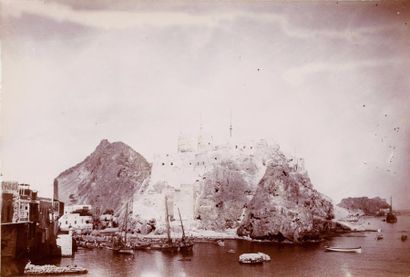 null Photographe amateur français	

Sultanat d'Oman, c. 1900.	

Mascate.	

Sultan...