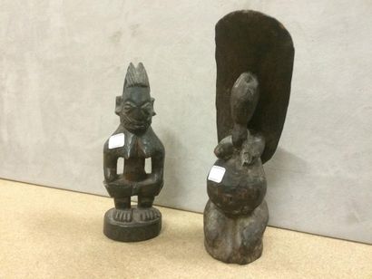 null Lot de deux petites statuettes en bois figurant des femmes.