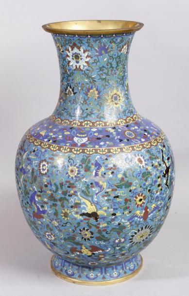Chine, 1ère moitié du XIXe siècle 
Important vase balustre en bronze et émaux cloisonnés,...