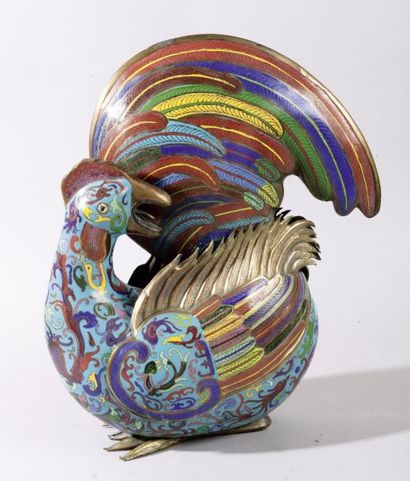 CHINE, début XXe siècle 
Sujet reprenant la forme d'un coq en bronze et émaux cloisonnés...
