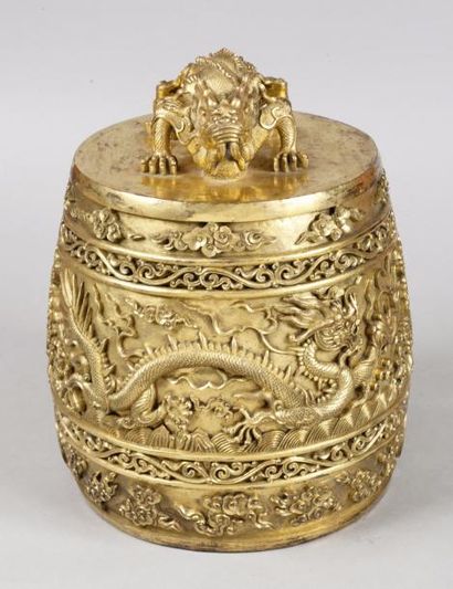 Chine, fin XIXe - XXe siècle 
Cloche en bronze doré, à décor en registres horizontaux...