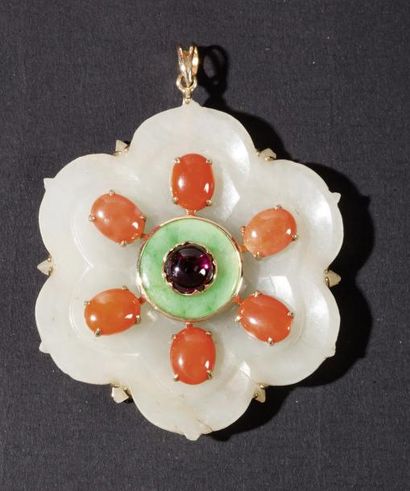 CHINE, XXe siècle 
Pendentif en jade céladon reprenant la forme d'une fleur, avec...