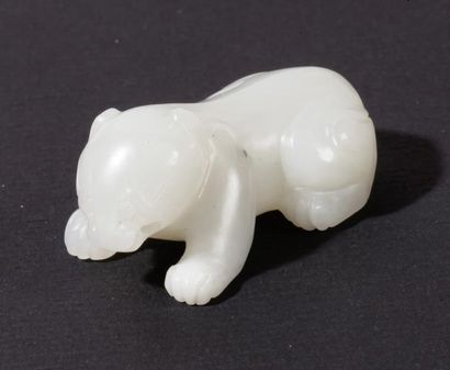 CHINE, XXe siècle 
Petit sujet en jade céladon représentant un ourson en train de...