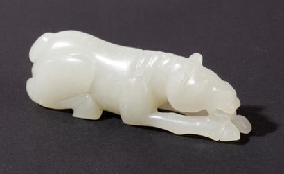 CHINE, XXe siècle 
Petit sujet en jade céladon représentant un cheval couché.
L....