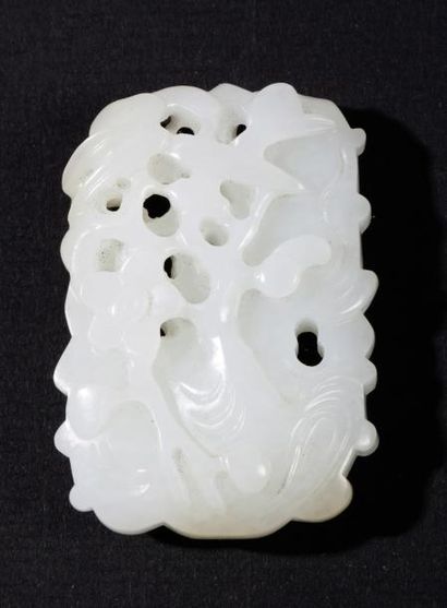 CHINE, fin XIXe siècle 
Pendentif en jade blanc à décor des "trois amis" (pin, prunus...