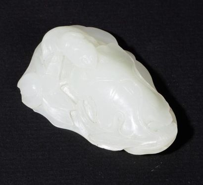 CHINE, fin XIXe siècle 
Pendentif en jade blanc, représentant une grenouille sur...