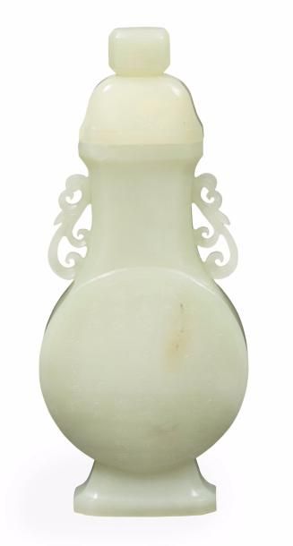 Chine, XXème 
Vase balustre à panse circulaire en jade céladon à décor incisé de...