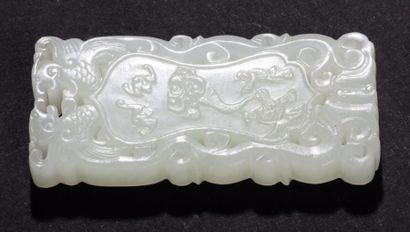 CHINE, XXe siècle 
Pendentif en jade céladon, sculpté de double phénix entourant...