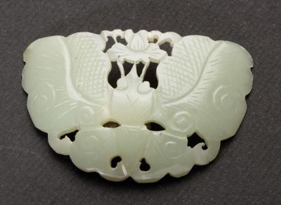 CHINE, XXe siècle 
Deux pendentifs en jade à décor de papillons et sapèques. (Infimes...