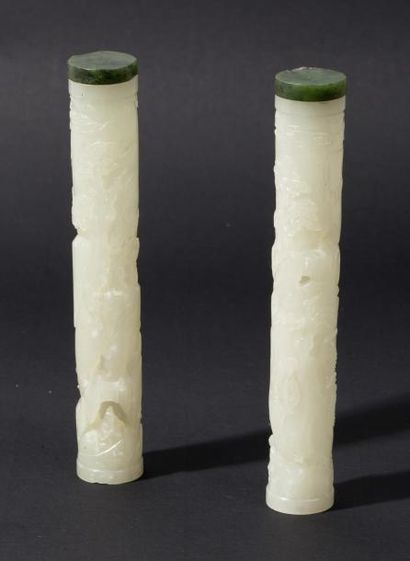 CHINE, XXe siècle 
Paire de diffuseurs à parfums en jade blanc céladonné, sculpté...