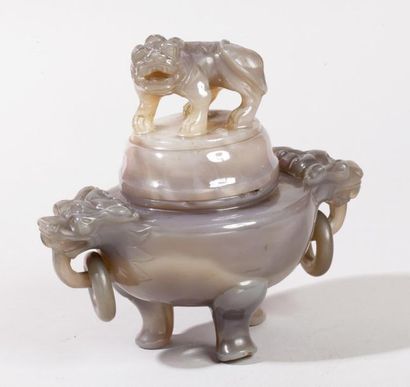 CHINE, vers 1900 
Brûle-parfums couvert tripode en agate, deux anneaux mobiles retenus...