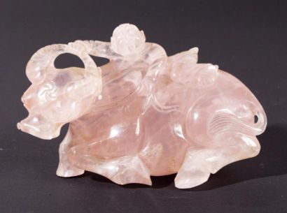 CHINE, vers 1920 
Groupe en quartz rose représentant un enfant sur un buffle. (petit...