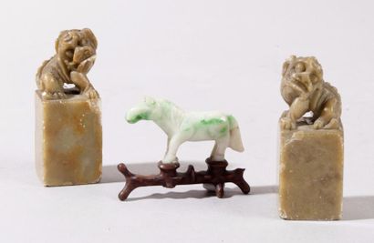 CHINE, vers 1920 
Lot comprenant un cheval en jadéite, un brûle-parfum en jadéite...