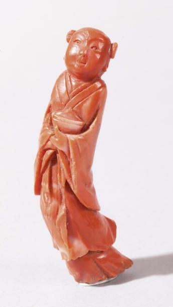 CHINE, vers 1920 
Lot comprenant une statuette en corail représentant un jeune enfant...