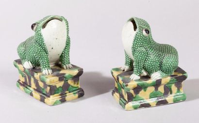 Chine, XVIIIe - XIXe siècle 
Paire de grenouilles en céramique et émail vert, sur...