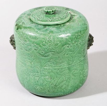CHINE, XIXe siècle 
Pot couvert en porcelaine et émail vert, à décor incisé d'oiseaux...