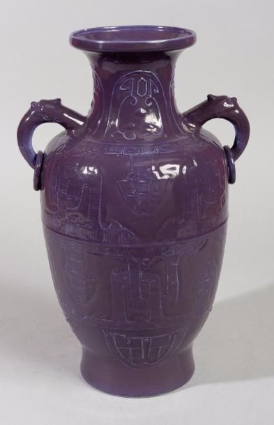 CHINE, XIXe siècle 
Vase balustre et émail lavande manganèse, à décor archaïsant...