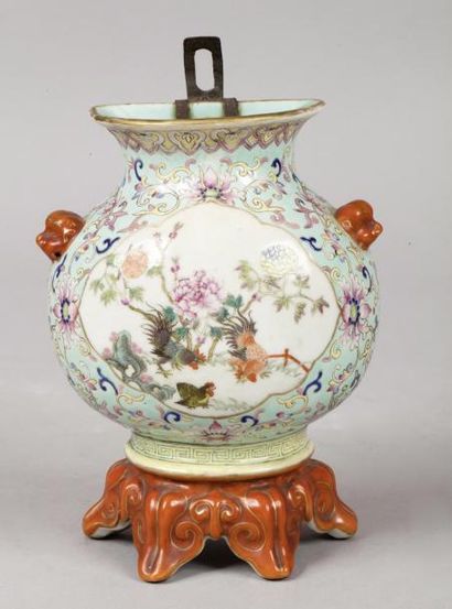 Chine, période Guangxu, XIXe siècle 
Vase d'applique de forme balustre en porcelaine...