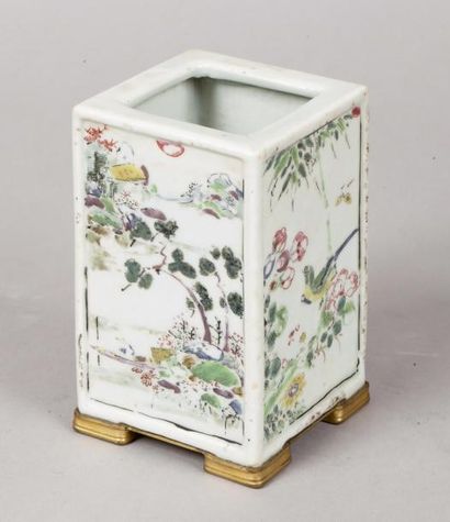 CHINE, XIXe siècle 
Bitong quadrangulaire en porcelaine et émaux polychromes sur...