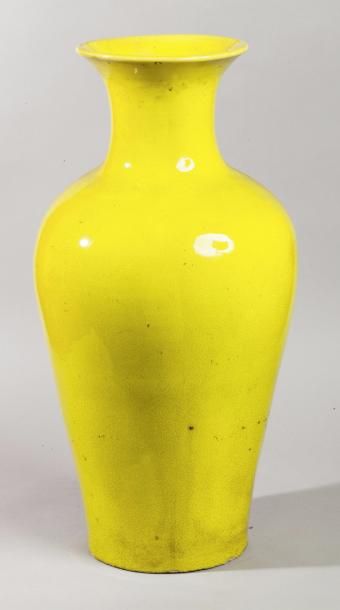 CHINE, XXe siècle 
Vase balustre en porcelaine et émail jaune citron. (sans fond)
H....