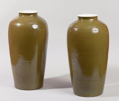 CHINE, XXe siècle 
Paire de vases en porcelaine et émail poussière de thé, à décor...