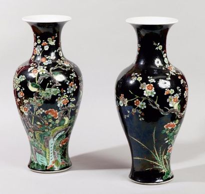 CHINE, vers 1900 
Paire de vases balustres en porcelaine et émaux de la famille noire,...