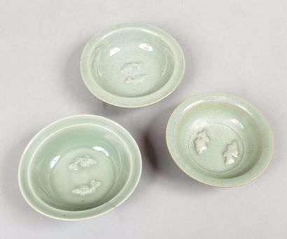 CHINE, XXe siècle 
Trois petites coupes, dont l'une reprenant la forme d'une feuille...