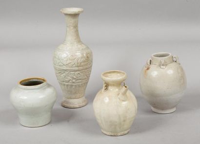 CHINE, XXe siècle 
Lot comprenant trois vases en céramique émaillée crème et céladon,...