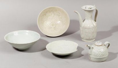 CHINE, XXe siècle 
Lot comprenant 5 pièces en porcelaine et émail blanc céladonné...