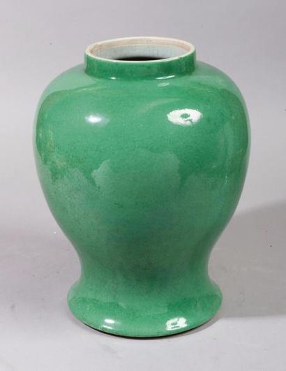 CHINE, XXe siècle 
Potiche en porcelaine et émail vert craquelé sur l'extérieur,...