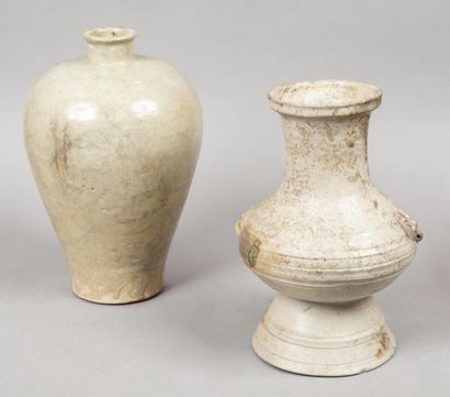 CHINE, XXe siècle 
Deux vases en céramique et émail crème, l'un de forme meiping,...